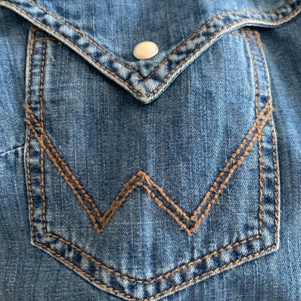 Wrangler Women's  Blue Denim Shirt size medium - Picture 2 of 9
